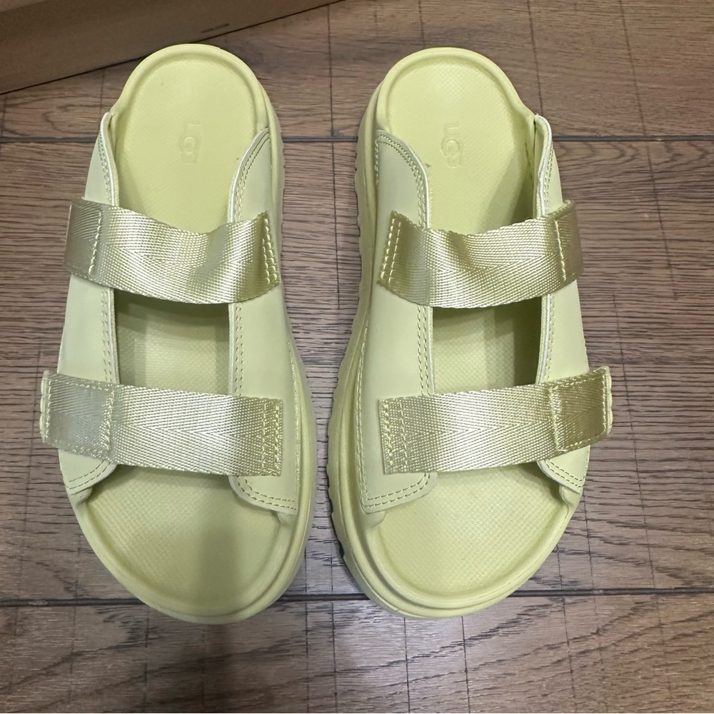 UGG Goldenglow Slide YOUTH 5 or Women’s 6.5/7 NIB